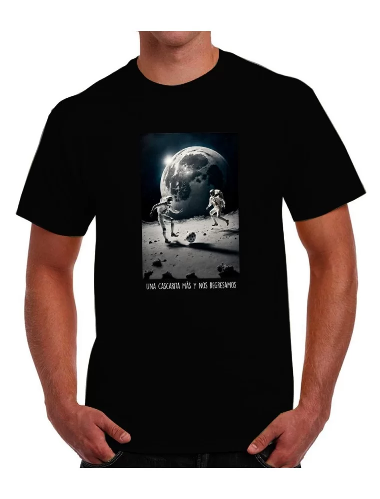 Playera Astronautas jugando futbol en la luna. Una cascarita más