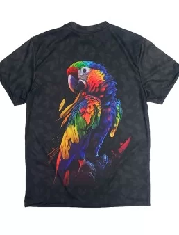 Playera loro de colores. Camiseta de cotorro de colores