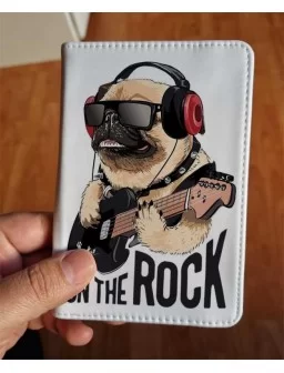 Funda para pasaporte perro pug on the rock